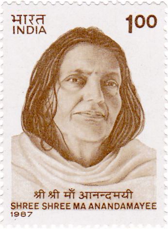 Briefmarke der indischen Post von 1987 mit dem Bild von Anandamayi Ma.