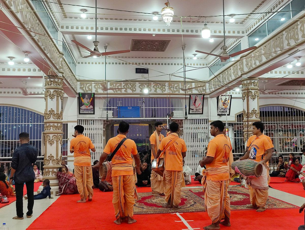 Astaprahar-Kirtan in Bangladesch zum Fest Dol Purnima: Gesang über acht „Wachen“, also einen ganzen Tag und eine Nacht.