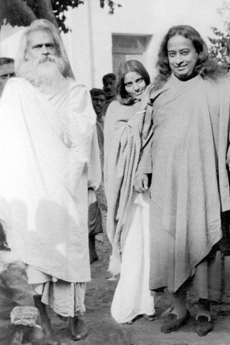 Bholanath, Anandamayi Ma und Paramahansa Yogananda (von links), Aufnahme aus den 1930er-Jahren.