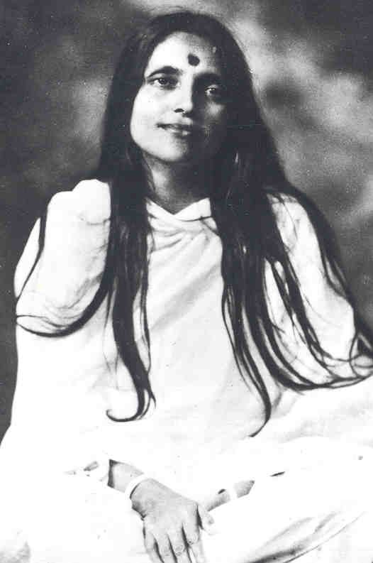 Anandamayi Ma, undatierte Aufnahme aus ihrem Umfeld.