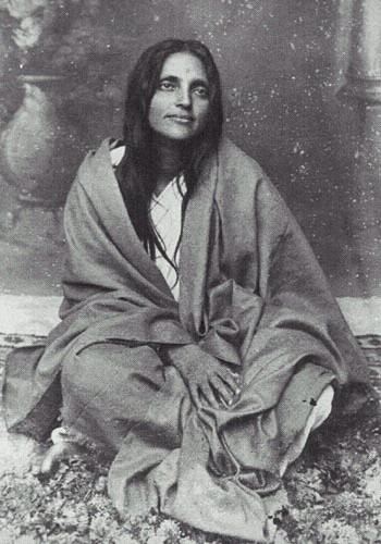 Anandamayi Ma im Sitzen, undatierte Aufnahme.