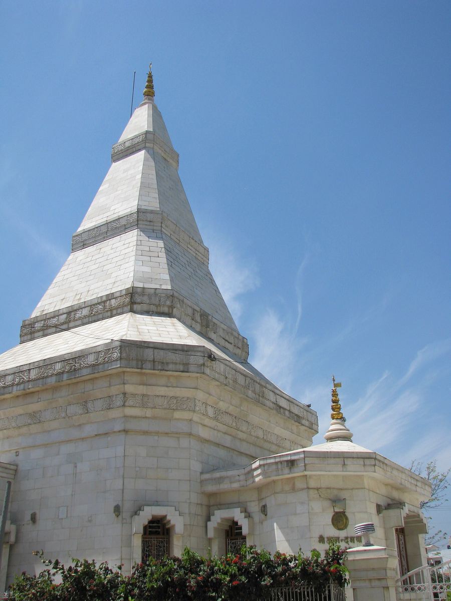 Der Samadhi-Schrein von Anandamayi Ma im Ashram von Kankhal bei Haridwar.
