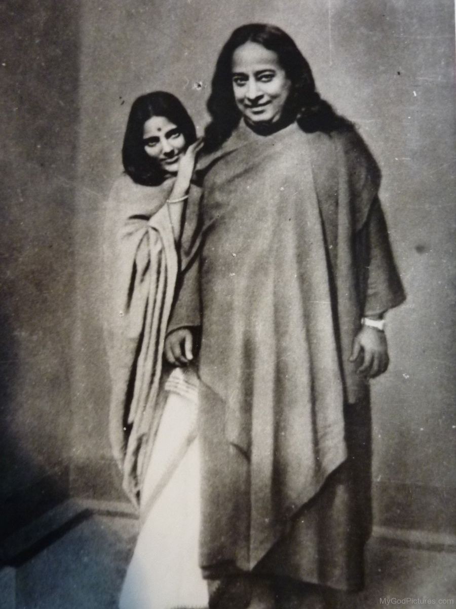 Paramahansa Yogananda mit Anandamayi Ma, 1930er-Jahre.